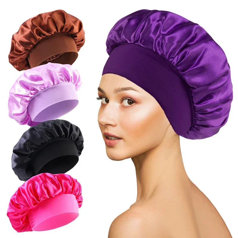 Sammlung von Satin-Haarbonnets in Braun, Lila, Schwarz und Pink neben einem Model mit einem lila Satin-Haarbonnet