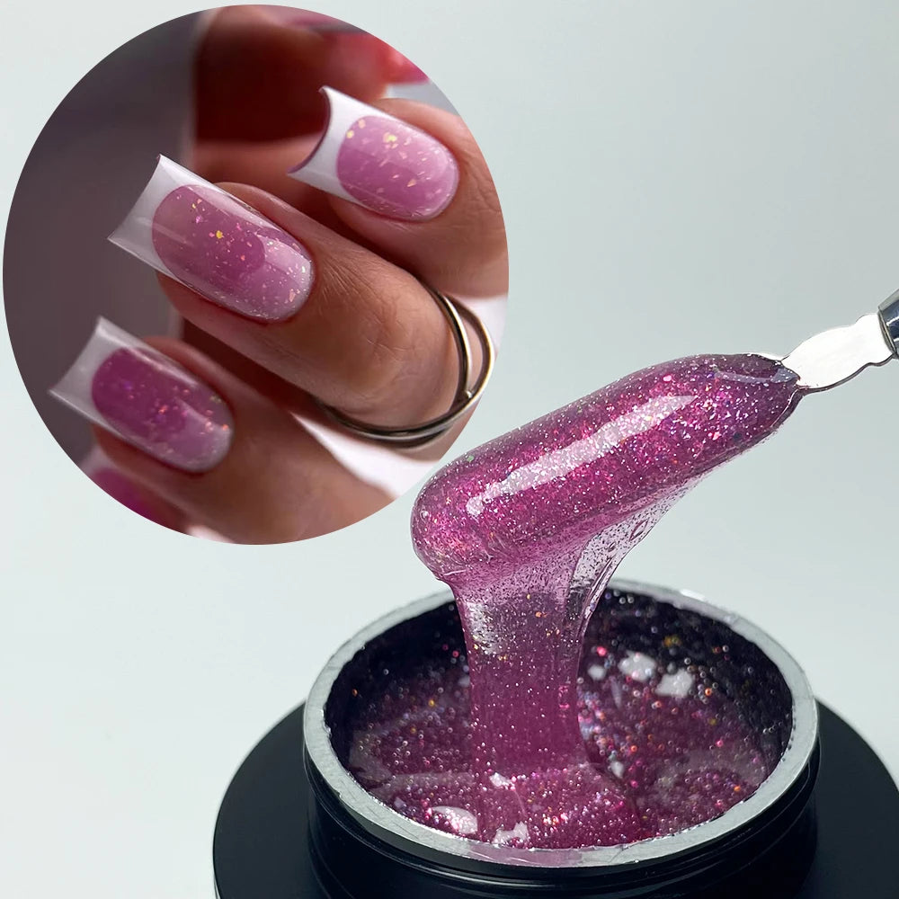 Gros plan d'une main avec des extensions de ongles violet scintillants et une petite quantité de gel pour ongles violet appli