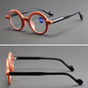 Un par de gafas de lectura naranjas y negras mostradas en dos vistas.