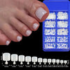 Un set de uñas postizas prensables en varias formas y tamaños, mostrados junto a un estuche azul.