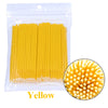 Un sac en plastique transparent contenant un paquet de brosses de nettoyage pour cils et extensions jaunes.