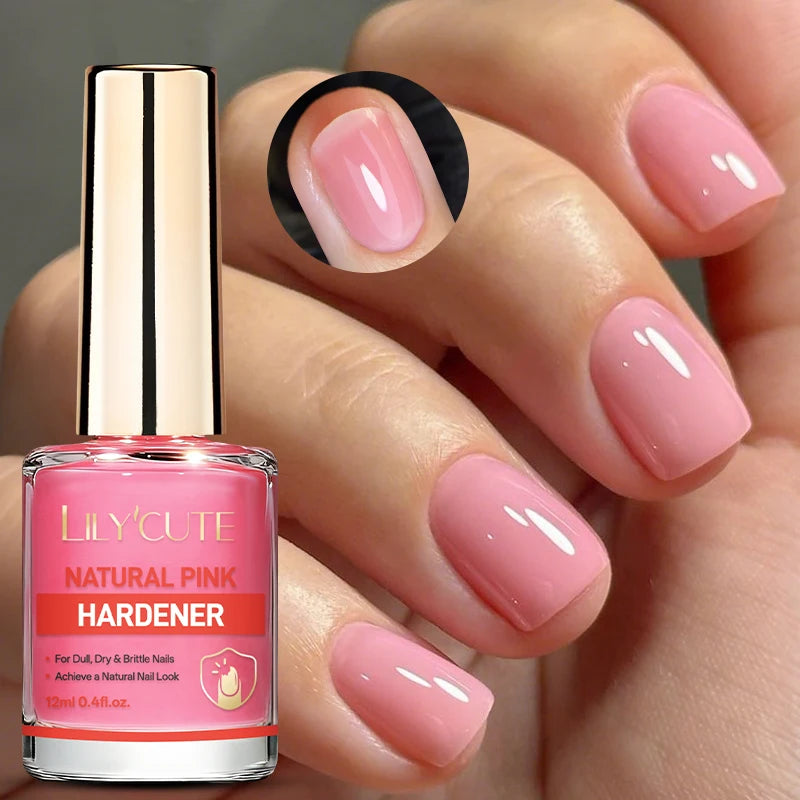 Une main tient une bouteille de durcisseur rose naturel Lily'Cute à côté d'ongles manucurés avec un vernis rose pâle.
