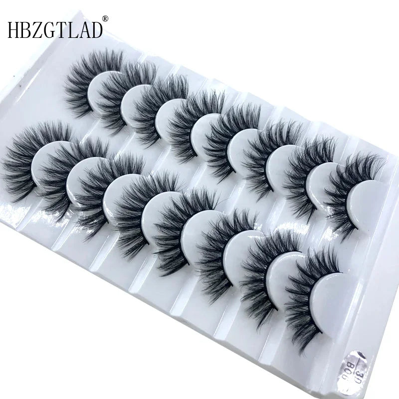 Un paquet de huit faux cils de renard premium sur un plateau en plastique blanc.