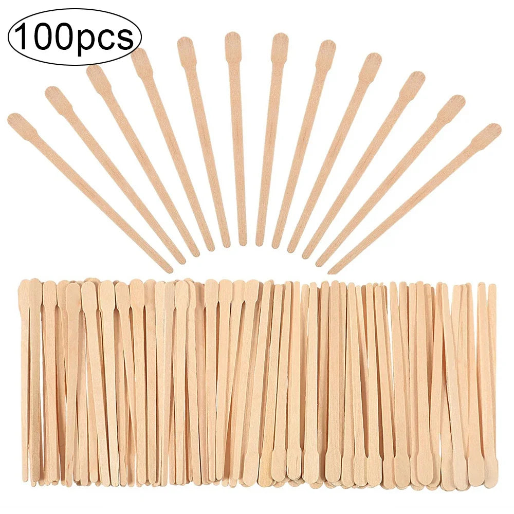 Un ensemble de bâtons de dépilation naturels en bois pour sourcils et cheveux
