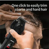 Eine Hand verwendet einen schwarzen kabellosen Trimmer, um grobes und hartes Haar auf einem Kopf zu trimmen.