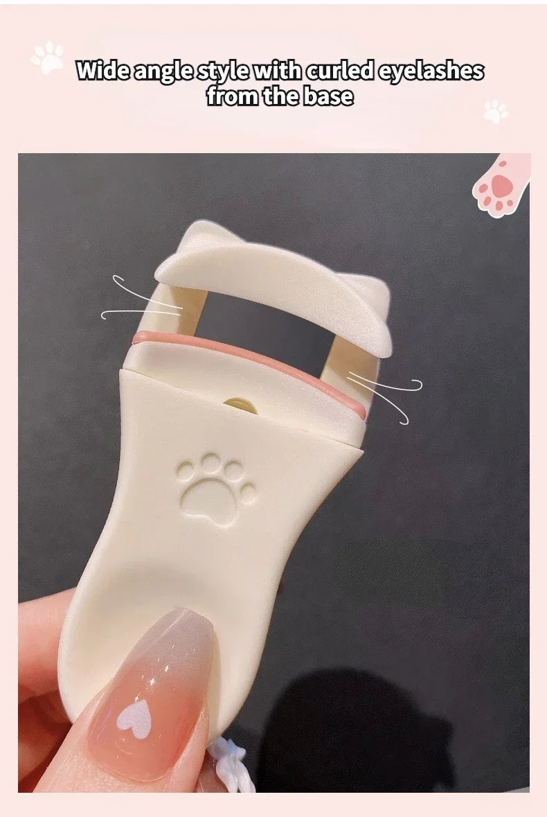 Gros plan sur un recourbe-cils à griffes de chat blanc tenu par une main.