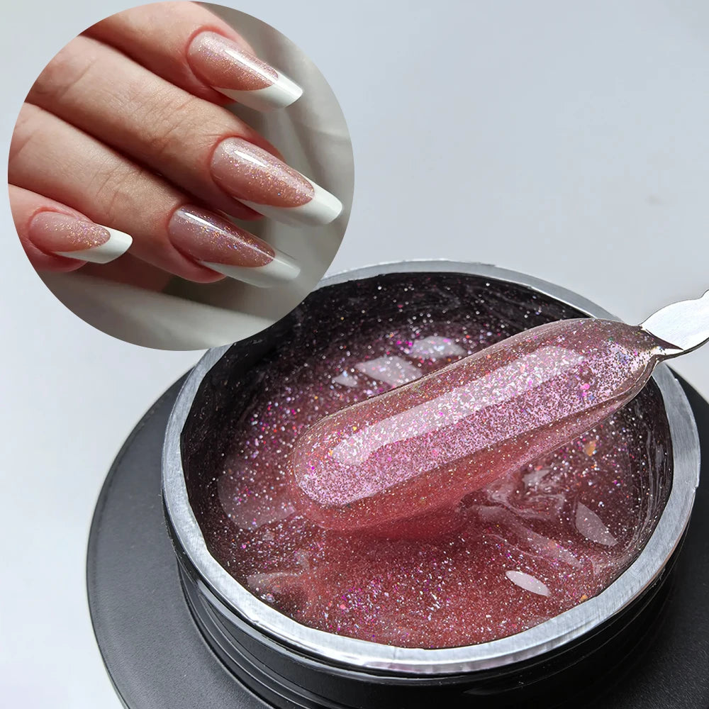 Une main présente un produit de vernis à ongles dans un contenant argenté avec une finition scintillante rose.
