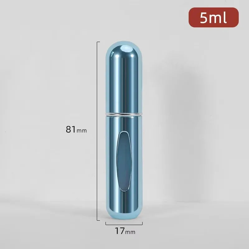 Flacon de parfum en verre cylindrique élégant avec pompe argentée, sur fond gris clair.