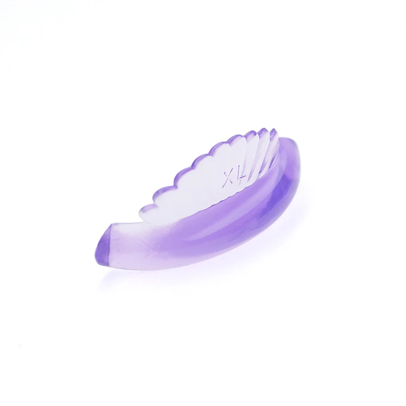 Plaque de recourbe-cils en silicone violet avec un bord festonné.