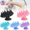 Un ensemble de brosses de massage du cuir chevelu en silicone noir, rose, bleu et violet pour les soins capillaires.