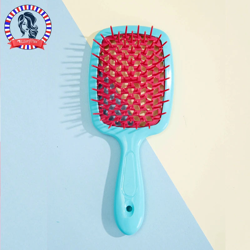 Peine desenredante de dientes anchos azul claro con cerdas rosas mostrado sobre fondo blanco.