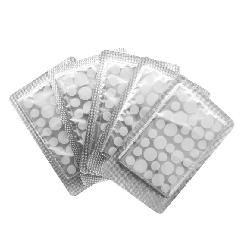 Un paquet de patchs hydrocolloïdes transparents pour traiter les boutons