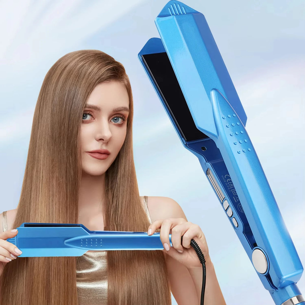 Eine Frau hält ein blaues Titan-Glätteisen für ihre langen braunen Haare.