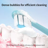 Cepillo de dientes creando espuma densa en los dientes, promocionando espuma rápida y eliminación de manchas.