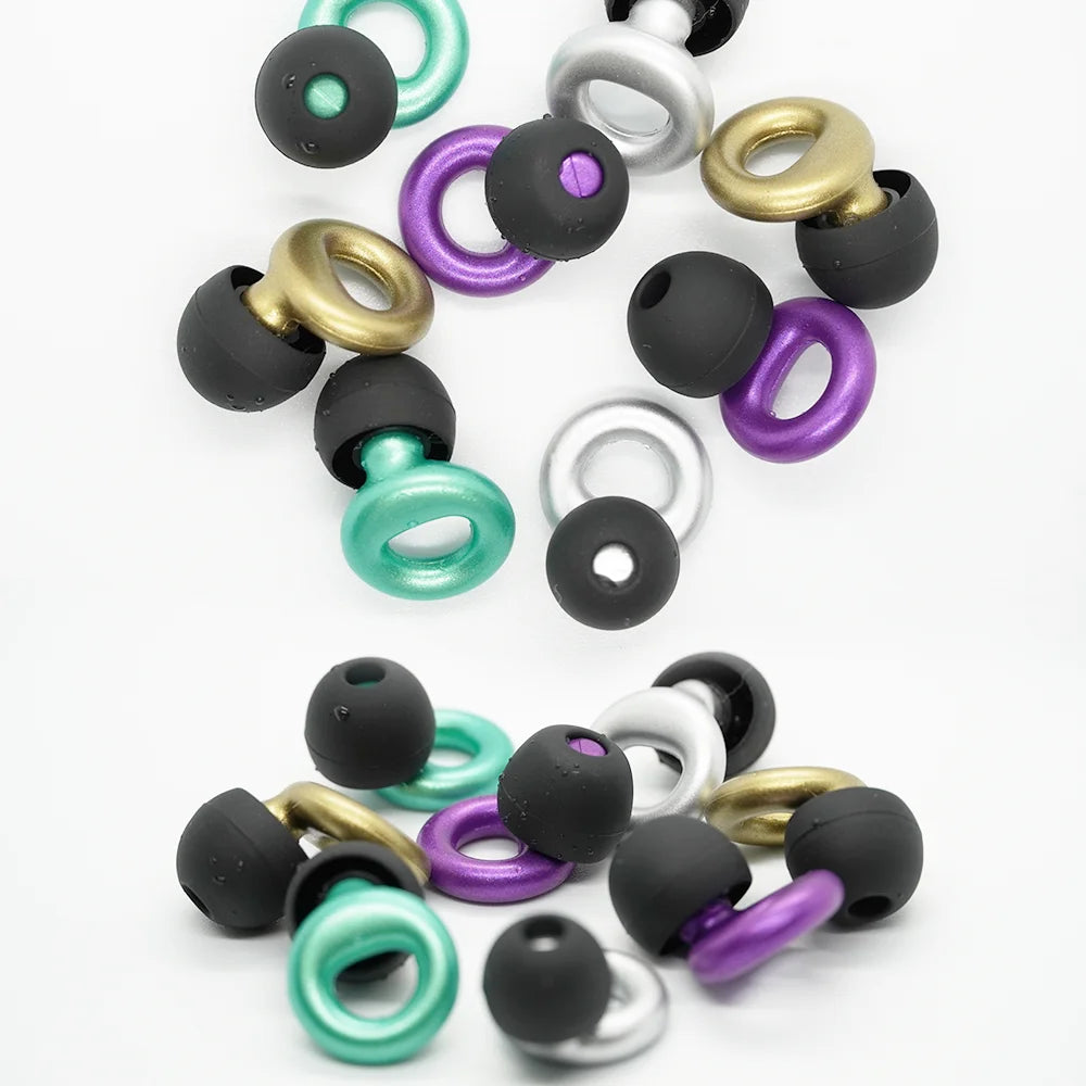 Collection de bouchons d'oreille en silicone anti-bruit de différentes couleurs, y compris noir, argent, or et violet.