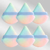 Un set de six éponges de maquillage triangulaires rose pastel et bleu clair avec des élastiques lavande.