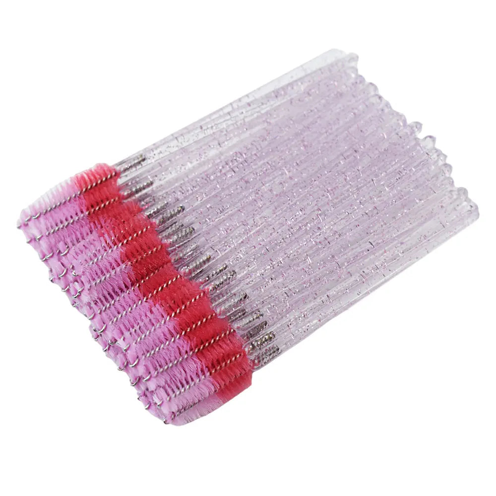 Un ensemble jetable de pinceaux à cils multicolores avec des poils roses et rouges.