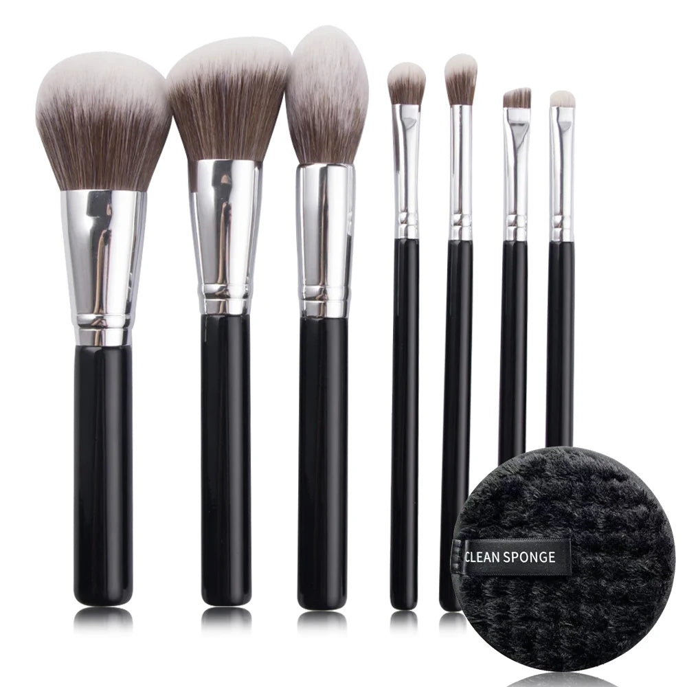 Un juego de doce brochas de maquillaje profesionales y una esponja de limpieza negra