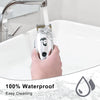 Eine Hand benutzt einen wasserdichten Elektrorasierer oder Trimmer über einer weißen Badezimmersink.