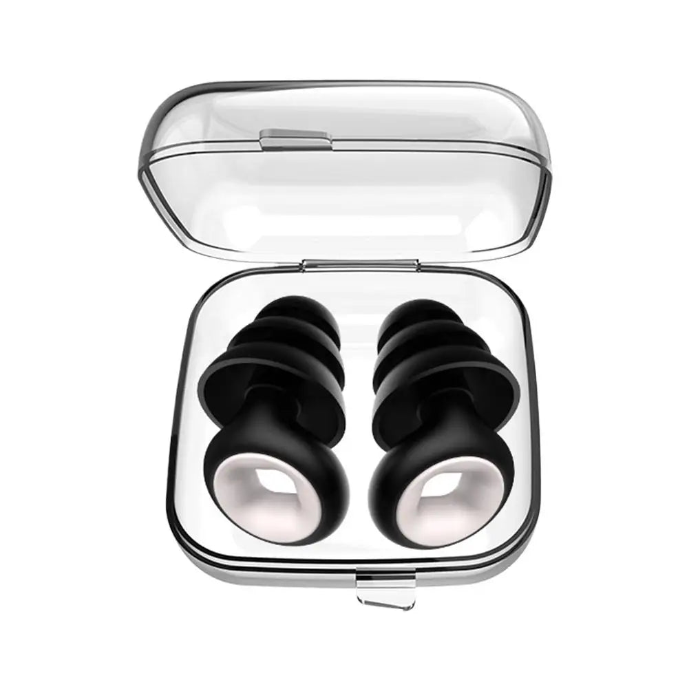 Un étui en plastique transparent contenant une paire de bouchons d'oreille anti-bruit pour moto noirs.