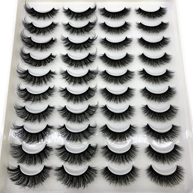 Un plateau de faux cils de renard 3D dans divers styles et longueurs.