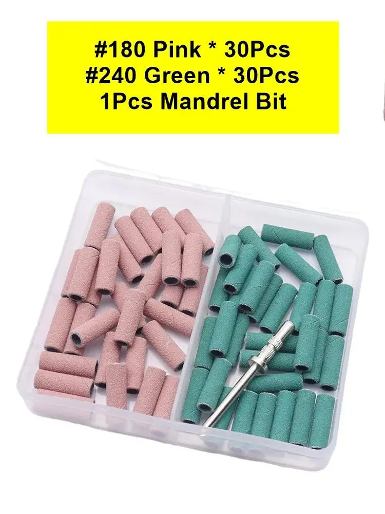 Un récipient en plastique transparent contenant 30 embouts roses et 30 verts pour limes à ongles.