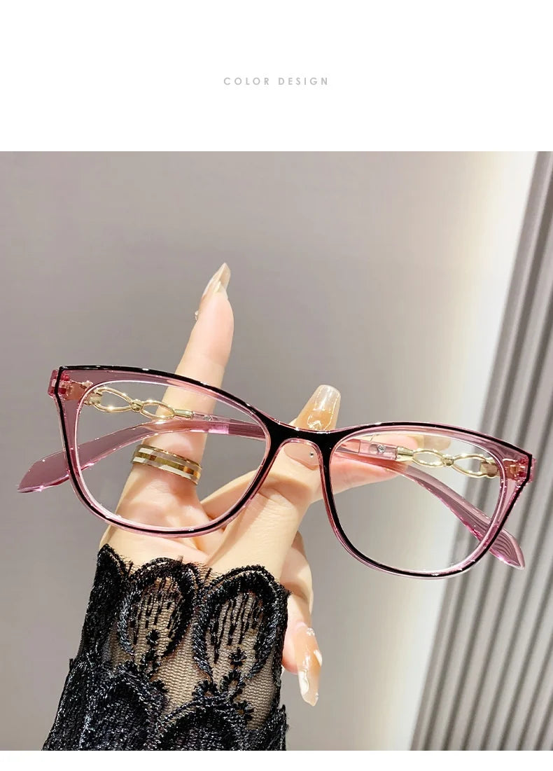 Gros plan de lunettes à œil de chat roses avec accents dorés tenues par une main, sur fond clair.
