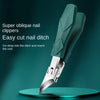 Cortador de uñas verde super oblicuo con hoja de acero inoxidable sobre fondo verde azulado oscuro.