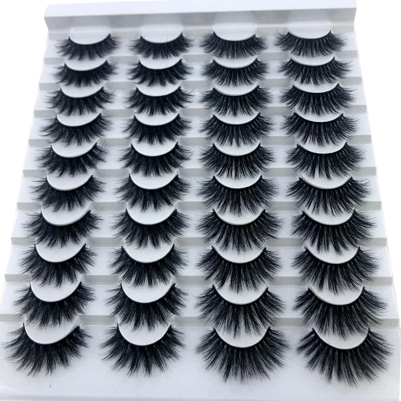Un plateau de faux cils de renard noirs en 3D de différentes longueurs et styles.