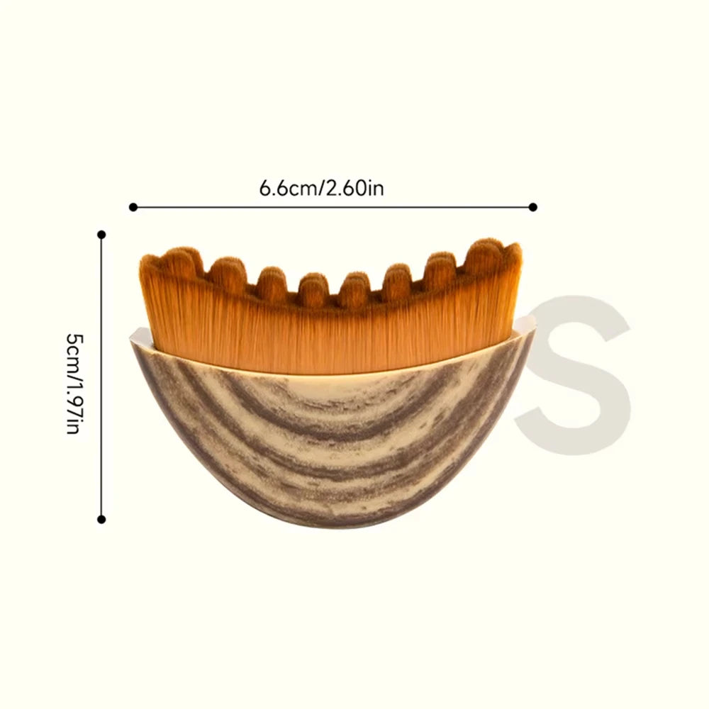 Brosse faciale en bois pour le contour lymphatique avec une tête texturée et une base courbe et marbrée.
