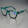 Par de gafas de lectura cuadradas con montura de estampado de leopardo en tonos verde azulado y negro.