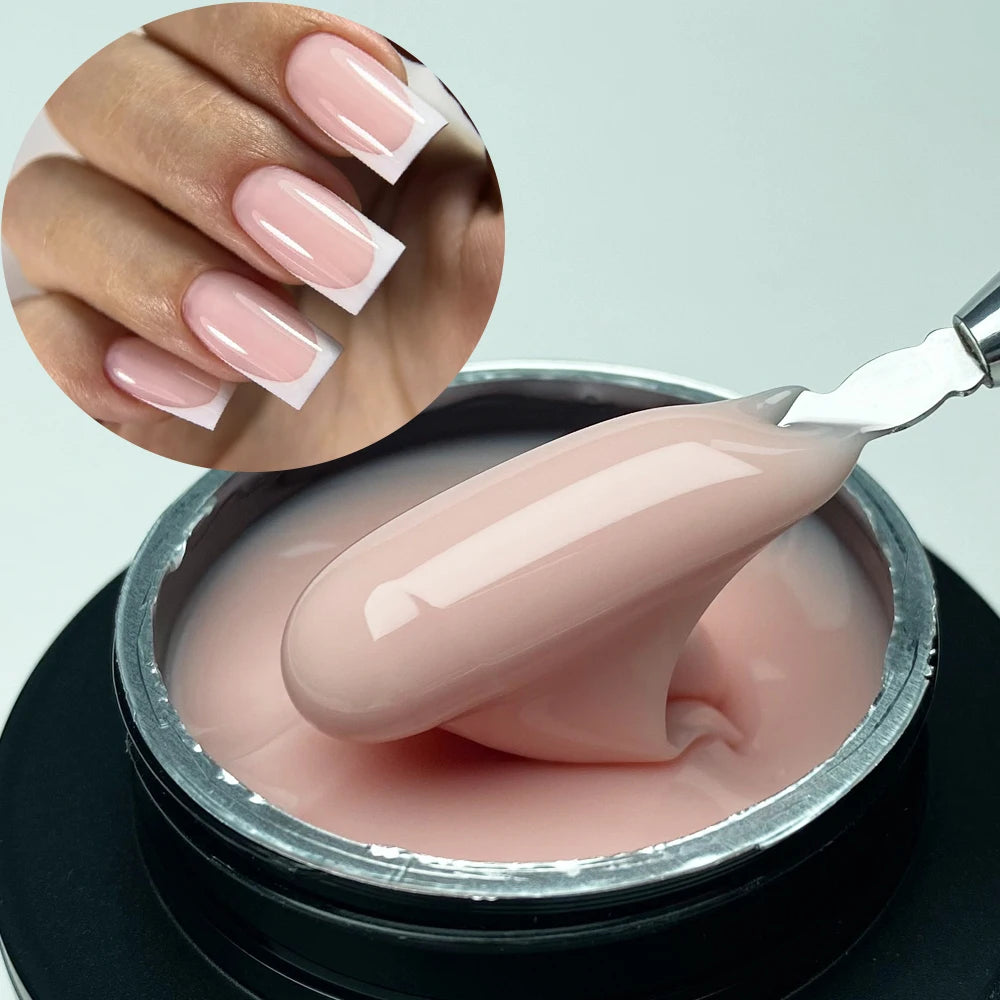 Une main montre des extensions à ongles roses, avec un tube de constructeur en gel rose moyen pour ongles au premier plan.