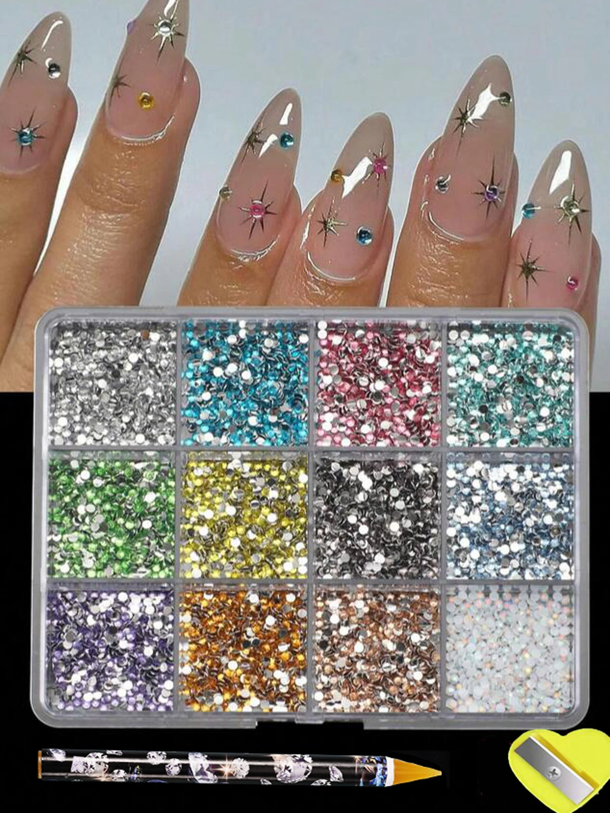 Un ensemble de perles et outils pour l'art des ongles en résine, présentés dans un plateau en plastique transparent.