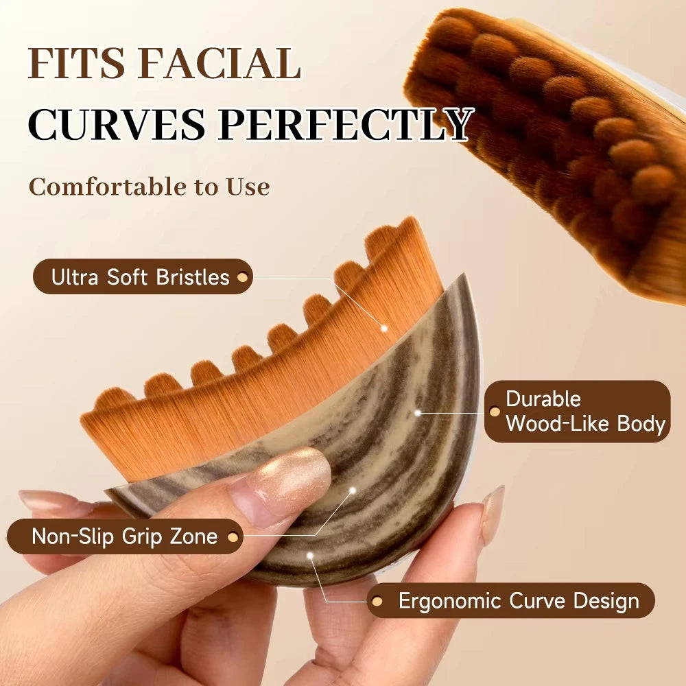 Une main tient une brosse faciale en bois avec une courbe ergonomique et une zone antidérapante pour le massage.