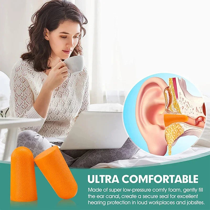 Boules d'oreille en mousse orange montrées à côté d'une femme utilisant un ordinateur portable dans une pièce lumineuse.