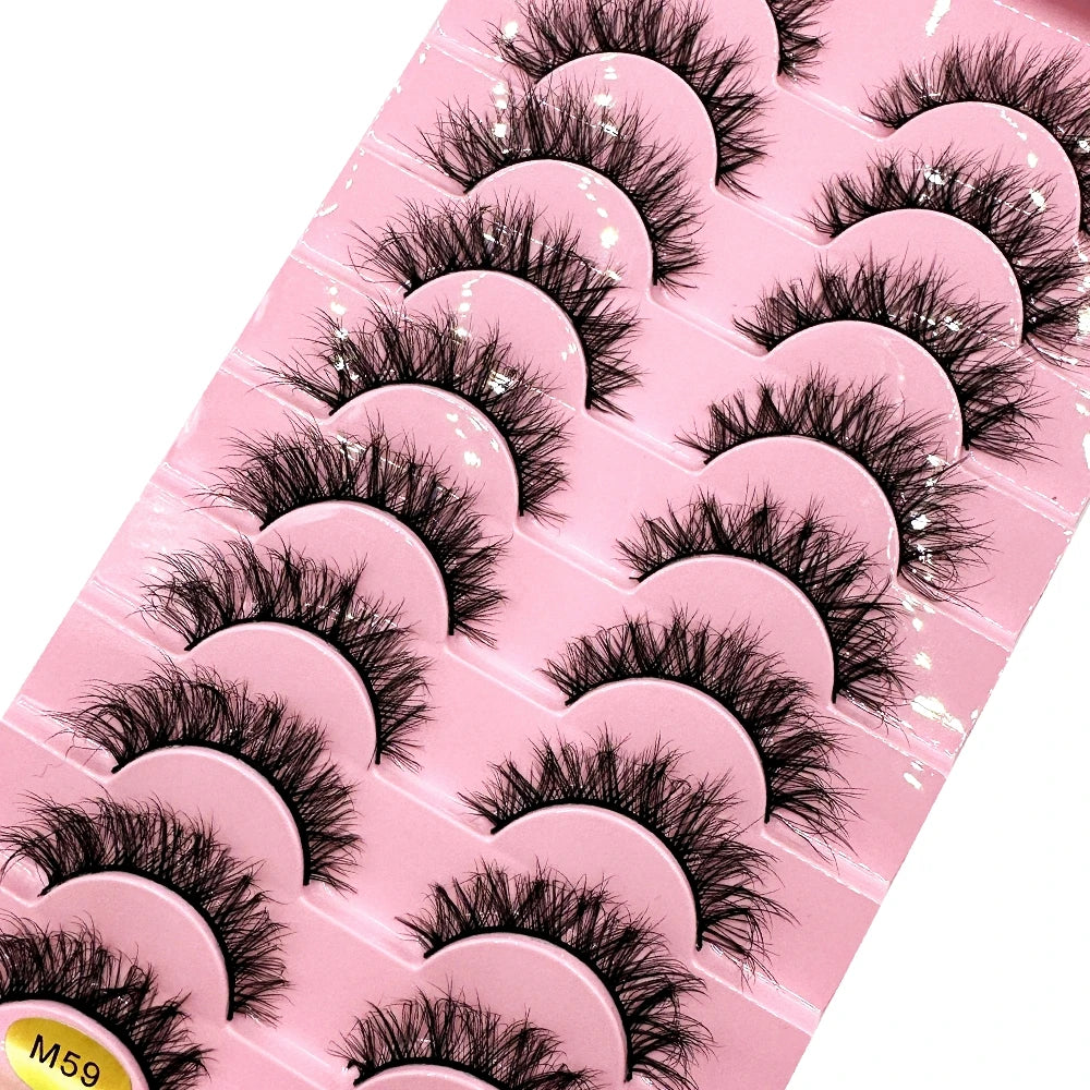 Un plateau rose de kits d'extensions de faux cils de renard 3D avec différents styles et longueurs.