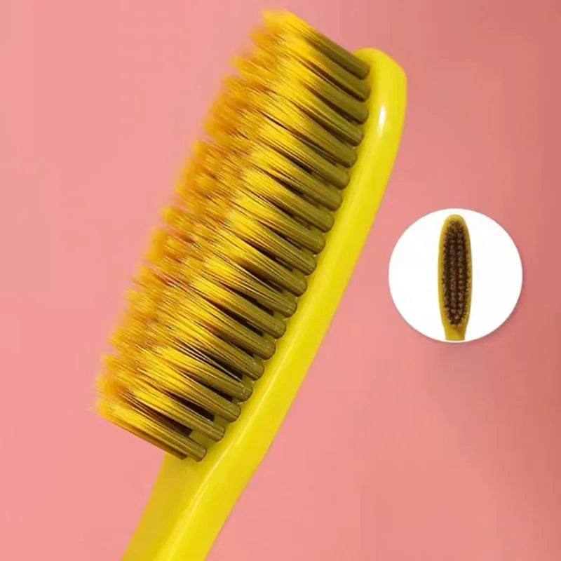 Une brosse à dents à poils souples jaune pour couple, avec un insert montrant la tête de la brosse, sur fond rose.