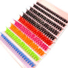 Une fan d'extensions de cils en grappes multicolores présentées en rangée.