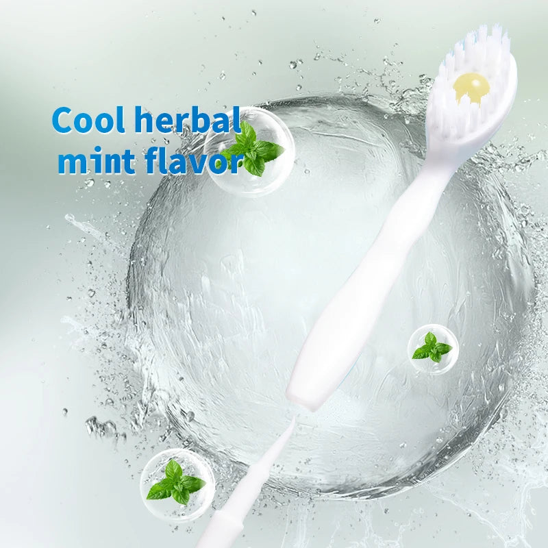 Une brosse à dents et un gratte-langue jetables blancs avec des feuilles de menthe fraîche dans un éclaboussure d'eau.