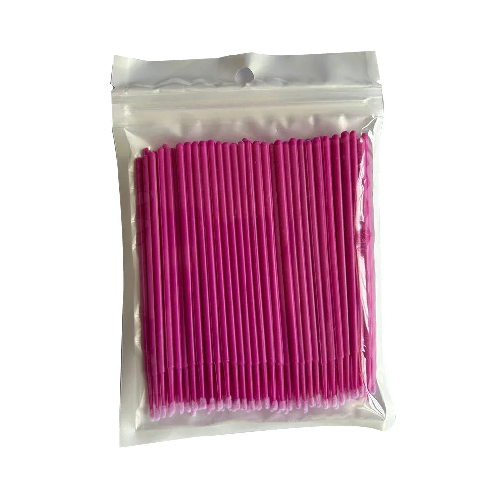 Sac en plastique transparent contenant de nombreux cotons-tiges roses pour extensions de cils.
