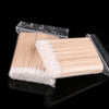 Paquete de plástico transparente con numerosos hisopos de madera delgados para quitar pegamento de extensiones de pestañas.