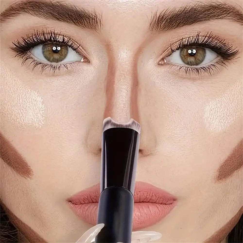 Primer plano de una mujer aplicando sombra de ojos marrón oscuro con un pincel de maquillaje negro en forma de U.