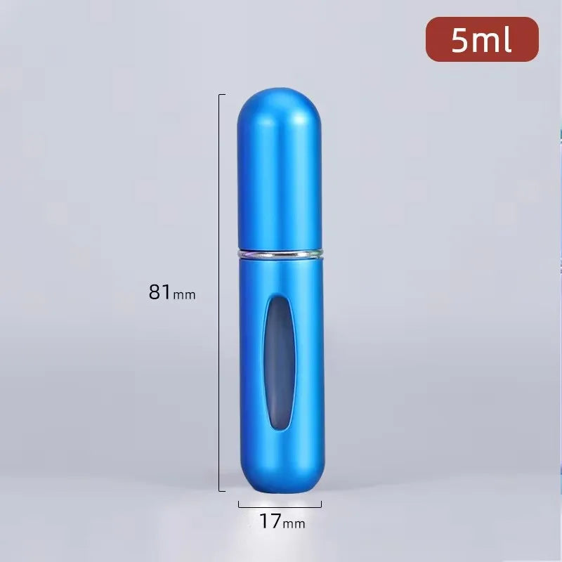 Flacon de parfum bleu rechargeable avec pompe argentée, présenté debout.
