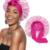 Una mujer modela un gorro de cabello doble de satén rosa y una diadema a juego.