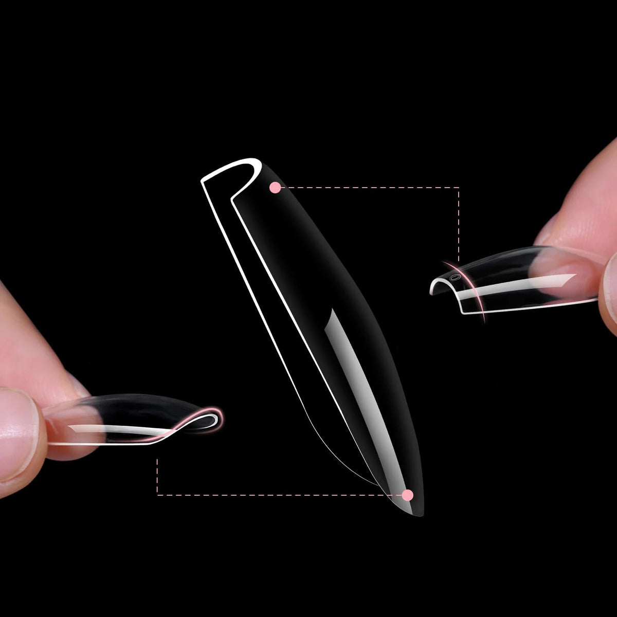 Une main tient un kit de pointes de ongles pressées noires, montrant diverses formes et tailles de pointes claires et opaques
