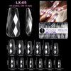 Collection de faux ongles en acrylique de différentes tailles et formes pour manucure.