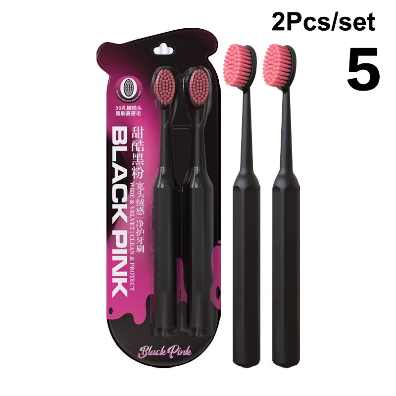 Un set de cinq brosses à dents professionnelles noires et roses à double poil avec des poils roses.