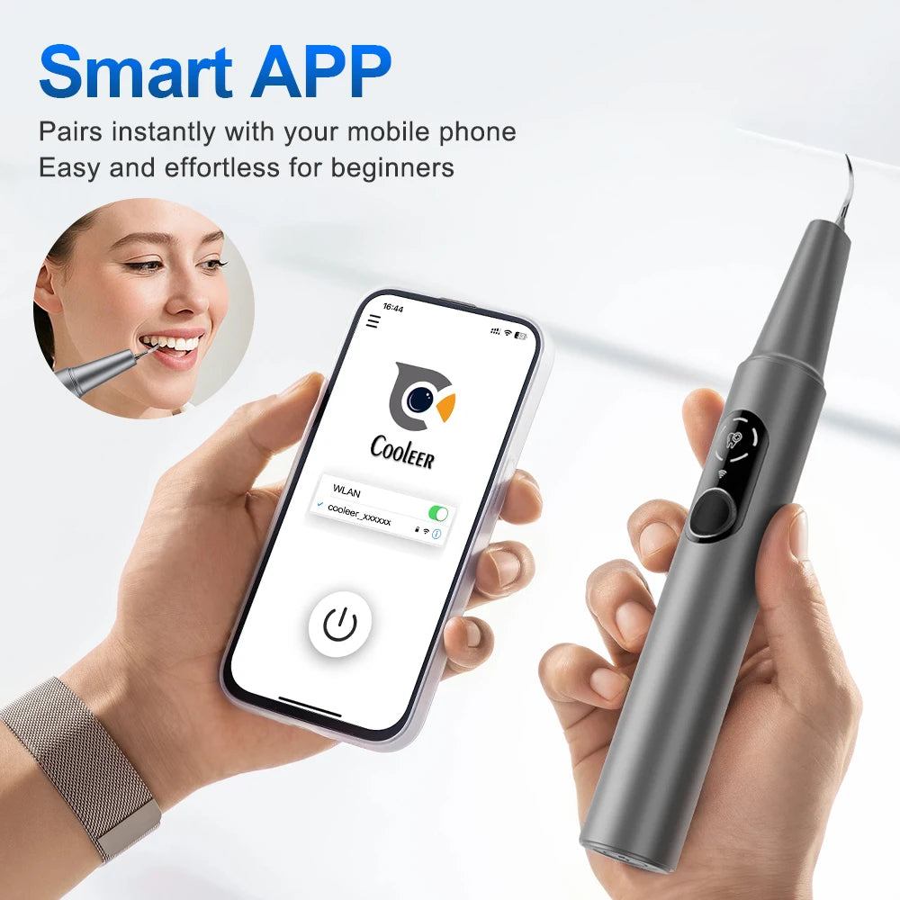 Una mano sostiene un escalador dental ultrasónico de plata junto a un smartphone con una interfaz de aplicación inteligente.