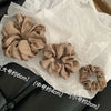 Collection de pinces à cheveux en satin chiffon beige présentées sur du papier de soie avec mesures.