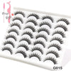Weißer Plastikbehälter mit einem Set dramatischer Mink-Falschelashs für Augen.